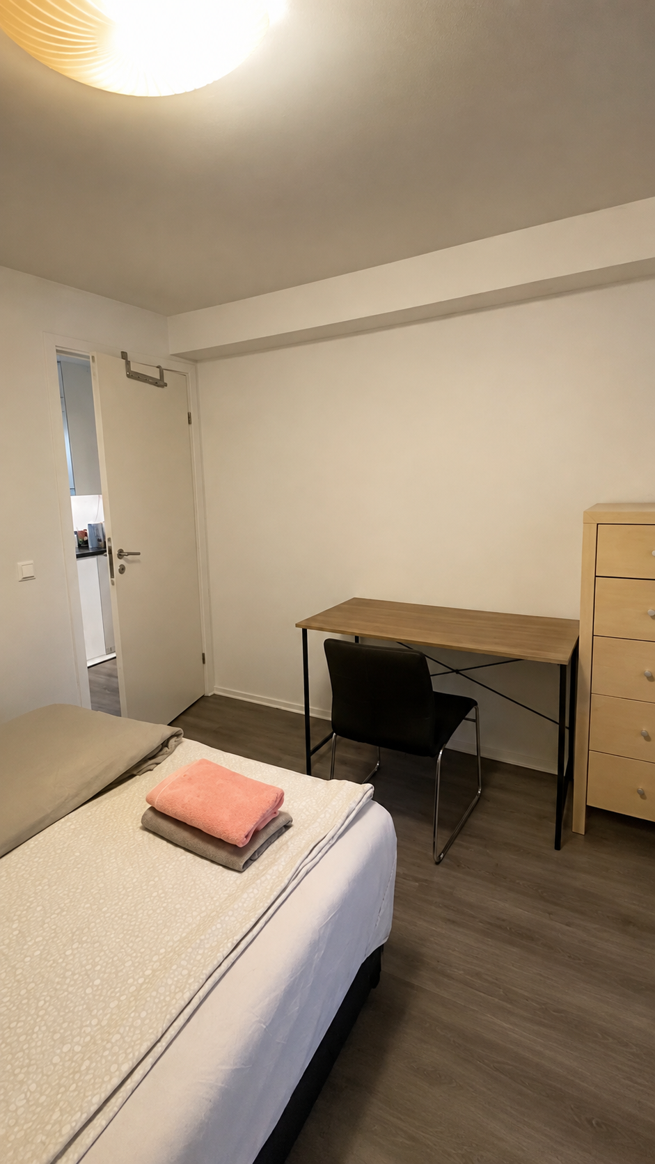 Schous room: bed and desk